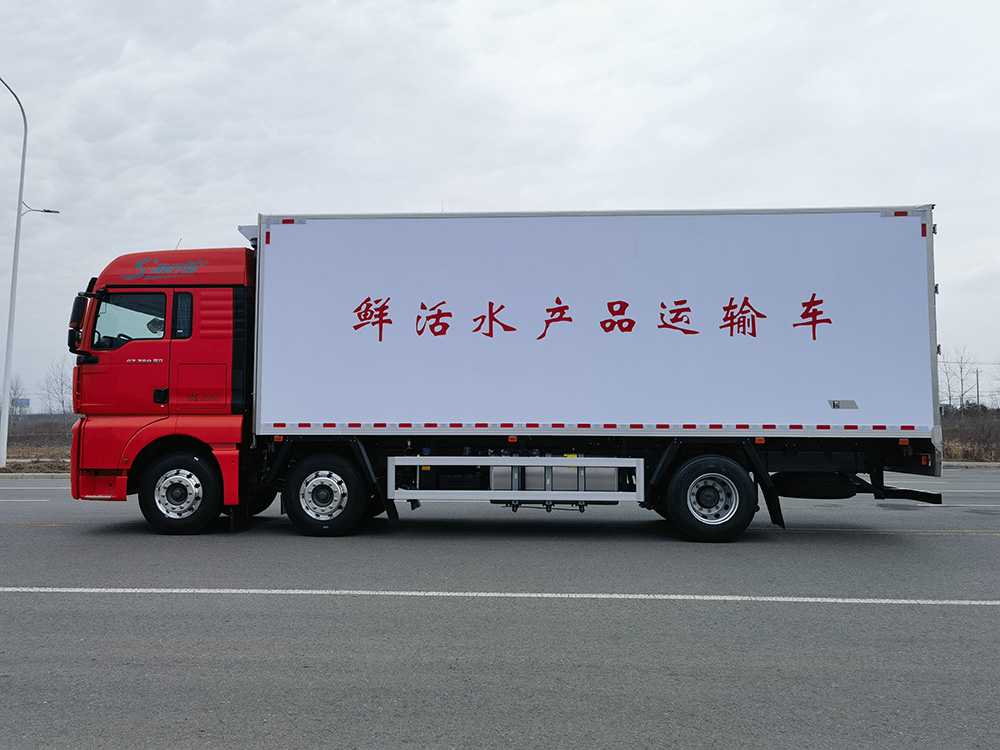 重汽汕德卡7米7鮮活魚蝦水產(chǎn)品運(yùn)輸車圖片1